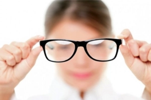Cận thị kèm rung giật nhãn cầu do tổn thương não phải làm sao?