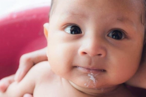 Cảnh giác khi bé bị đầy bụng và nôn sốt