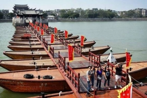 Cây cầu bắc qua 18 chiếc thuyền ở Trung Quốc