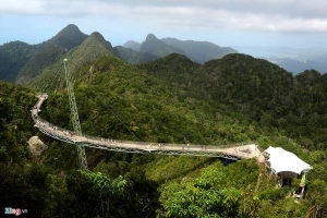 Cây cầu bộ hành lơ lửng giữa trời tại Langkawi