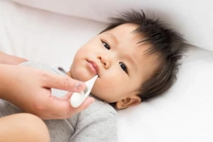 Chăm sóc trẻ sốt kèm test nhanh Covid 2 vạch như thế nào?