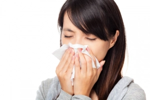 Chảy nước mũi màu vàng kèm đau đầu có sao không?