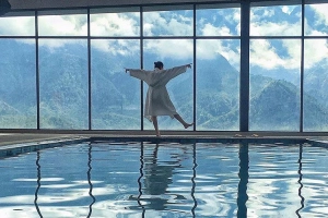 Check-in hồ bơi tầng thượng ốp kính tại khách sạn Amazing Sapa đẹp ngất ngây