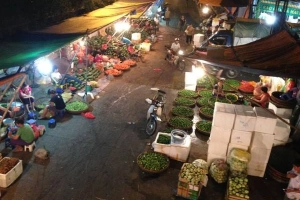Chợ đêm Long Biên hớp hồn khách Tây