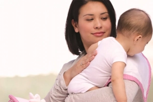 Cho trẻ vỗ ợ hơi có ảnh hưởng cột sống không?
