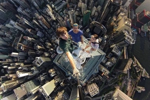 Chóng mặt với selfie từ tòa nhà chọc trời ở Hong Kong
