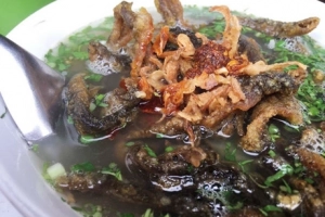 Chủ hàng Hà Nội đổ hàng chục nồi nước dùng để có món miến lươn ngon