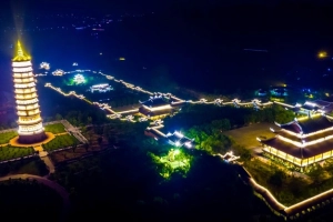 Chùa Bái Đính sáng rực đèn về đêm