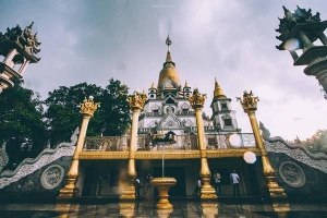 Chùa vàng Bửu Long rực rỡ trong màn mưa