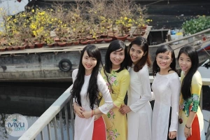 Chùm ảnh: Các &#8216;chân dài&#8217; placevietnam.com rạng rỡ trong tà áo dài chào xuân 2015