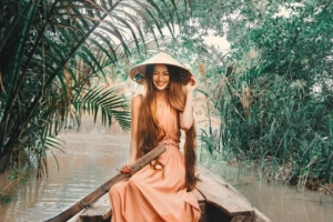 Chuyến hồi hương đẹp như mơ của &#8216;công chúa tóc mây&#8217; gốc Việt