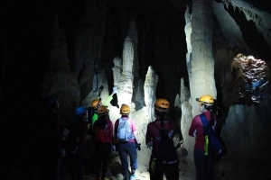 Chuyến khám phá hệ thống hang Tú Làn khi du lịch Quảng Bình