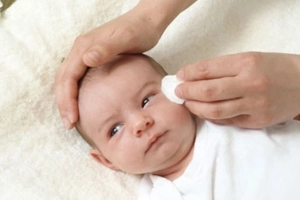 Có cần dùng thuốc nhỏ mắt chữa tắc tuyến lệ cho trẻ?