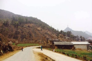 Cô gái 9X băng đèo đêm, chinh phục cột cờ Lũng Cú