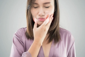 Có miếng thịt lồi ra sau nhiệt ở má có ảnh hưởng gì không?