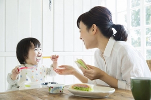 Có nên cho trẻ ăn quá lâu?