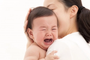 Có nên để cho người lạ bế con?
