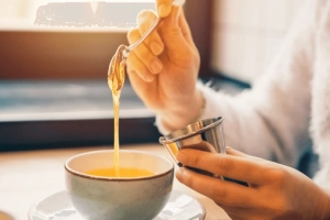 Có nên uống một thìa mật ong trước khi đi ngủ?