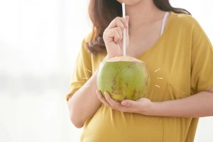 Có thai uống nước dừa được không?