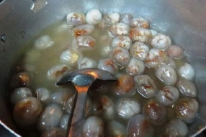 Cốc chè lẫn hai vị mặn ngọt chỉ có ở Huế