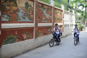 Con đường gốm trong khu dân cư ở Hà Nội