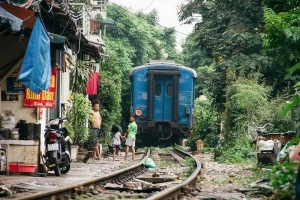 Cuộc sống hàng ngày của người dân bên đường tàu Hà Nội