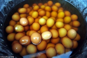 Đặc sản trứng luộc trong nước tiểu ở Trung Quốc