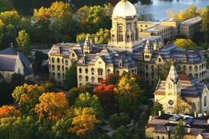 Đắm chìm trong vẻ đẹp cổ tích của đại học Notre Dame