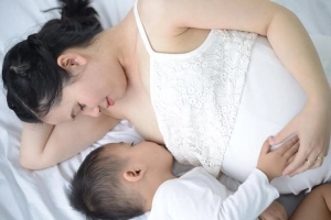 Đang cho con bú mà có thai có phải cai sữa không?