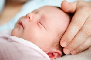 Đầu bé sơ sinh bị méo: Khi nào là bất thường?
