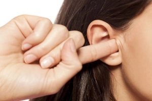 Đau đầu, đau mắt kèm ù tai có nguy hiểm không?