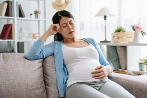 Đau đầu kèm khó ngủ khi mang bầu 8 tuần có sao không?