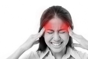 Đau đầu kèm nặng đầu kéo dài là do đâu?