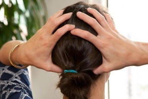 Đau đầu sau gáy kèm mẩn ngứa khám khoa gì?