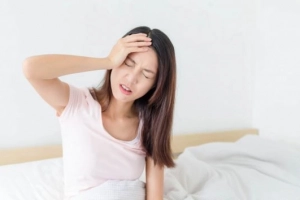 Đau đầu thường xuyên và nôn ói khi bị đau phải làm sao?