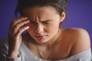 Đau đỉnh đầu kèm đau 2 bên thái dương là dấu hiệu bệnh gì?