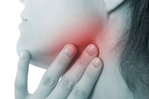 Đau dưới hàm, khó nhai kèm sốt có sao không?