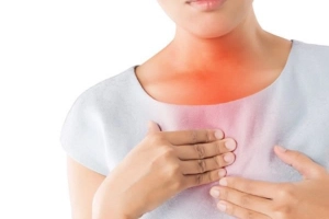Đau giữa ngực khi ngủ kèm nôn nhiều sau ăn có sao không?
