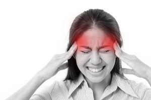 Đau nửa đầu kèm đau hốc mắt có sao không?