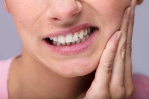 Đau răng sâu kèm sưng phần chân răng là bệnh gì?