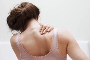 Đau sau vai kèm hơi thở ngắn sau sinh thiết phổi có sao không?