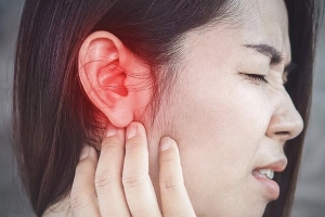 Đau tai, sưng kèm chảy dịch vàng có sao không?