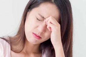 Dị dạng mạch máu thể hang kèm mắt rung giật có sao không?