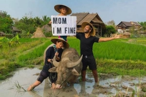 Đi du lịch, chàng trai không quên trấn an mẹ ở nhà