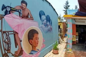 Đi ngắm bích họa ở làng chài Trung Thanh