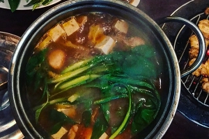 Đi tìm quán lẩu Hội An khiến So Ji Sub sẵn sàng ngồi ngoài hiên để thưởng thức