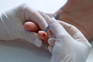 Điều gì quyết định nhóm máu ở người?
