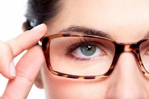 Điều trị cận thị kèm loạn thị dưới 1 độ bằng kính Ortho K được không?