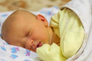 Điều trị và cách chăm sóc trẻ sơ sinh bị vàng da
