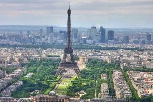Đỉnh tháp Eiffel có một căn nhà
